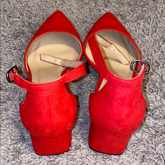 Wmns Sz.5 red low heel sandal - Picture 3 of 4